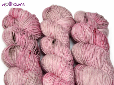 Molly High Twist Rosentraum, handgefärbte Wolle von wollträume